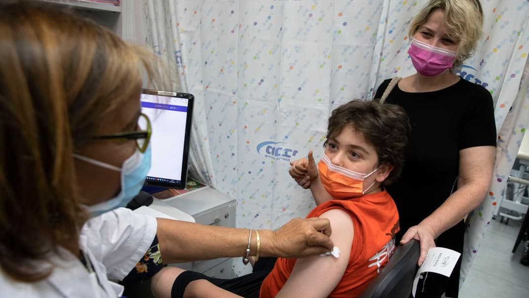 Подросток в Израиле получает дозу вакцины против коронавируса Pfizer, 6 июня 2021 года
