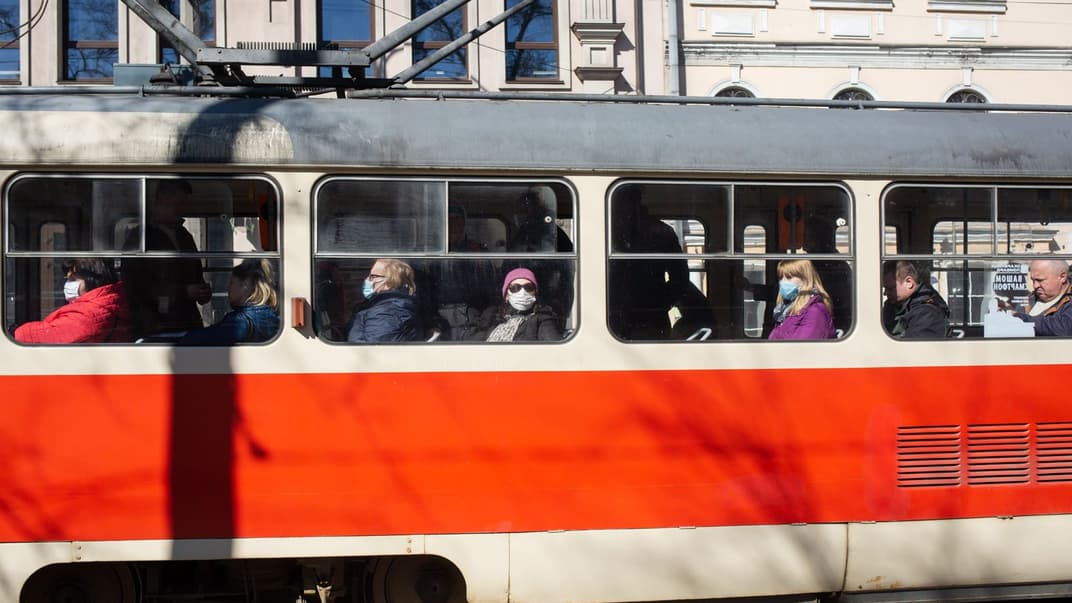 Пасажири в захисних масках для обличчя в трамваї на Подолі, Київ, 20 березня 2020 року