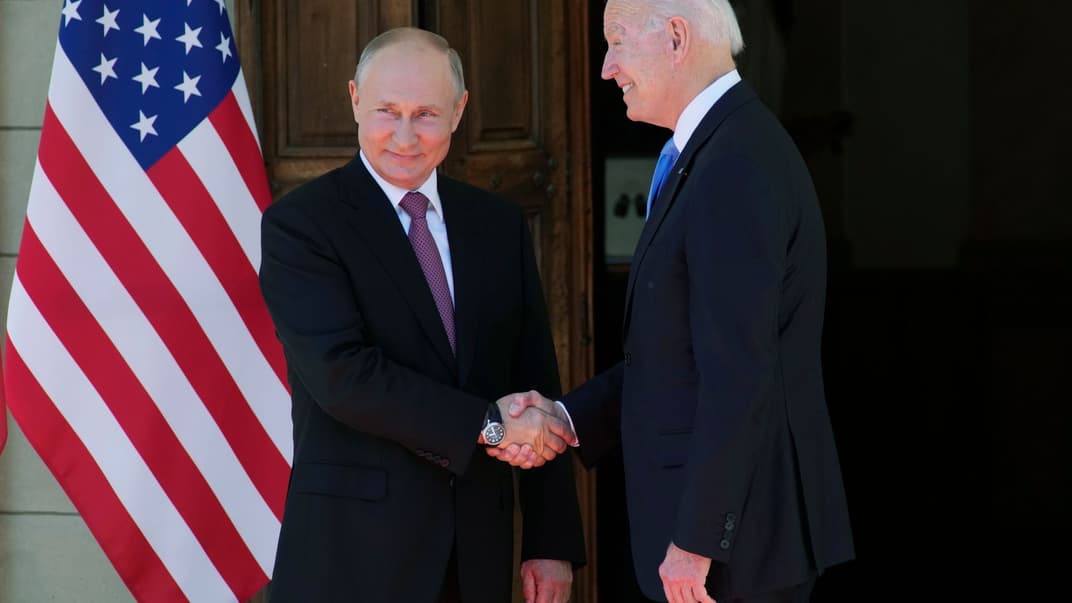 Президент США Джо Байден вітається з президентом рф володимиром путіним у Женеві, Швейцарія, 16 червня 2021 року