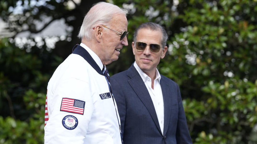 Президент США Джо Байден со своим сыном Хантером