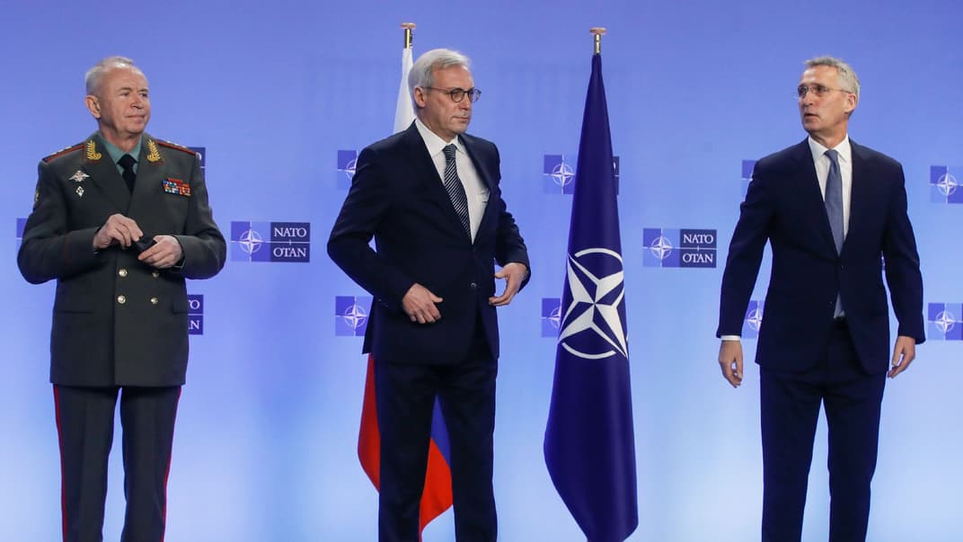 Генеральний секретар НАТО Єнс Столтенберг (праворуч) вітає заступника міністра закордонних справ Росії Олександра Грушка (в центрі) і заступника міністра оборони Росії Олександра Фоміна перед перемовинами НАТО з Росією в штаб-квартирі НАТО в Брюсселі, 12 січня 2022 року