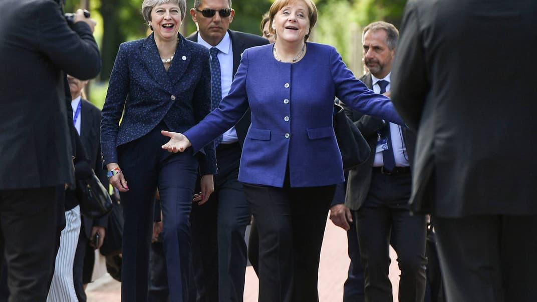 Мей та Меркель очолили рейтинг найвпливовіших жінок світу 2018 року (на фото — прем'єр-міністерка Великої Британії Тереза Мей (ліворуч) та канцлерка Німеччини Ангела Меркель (в центрі) під час саміту Європейського Союзу з балканськими країнами, Софія, Болгарія, 17 травня 2018 року