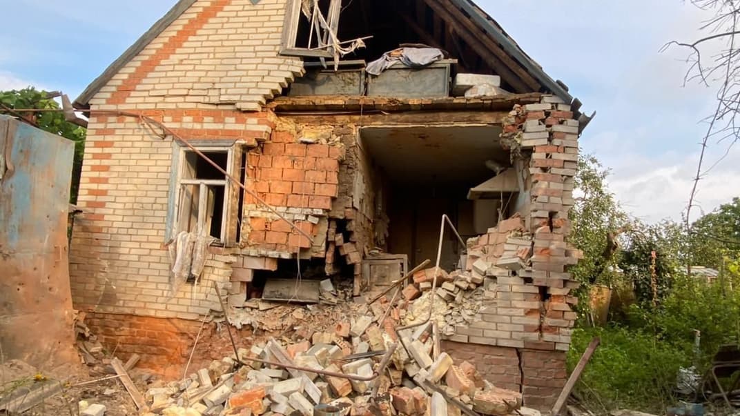 Зруйнована будівля внаслідок обстрілу