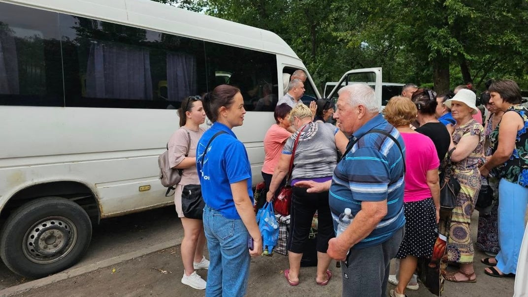 Ілюстративне фото. Працівники гуманітарної місії «Проліска» допомагають з евакуацією