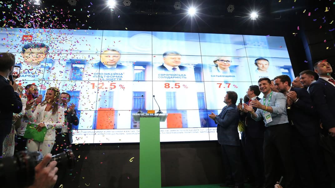 Момент оголошення перших екзит-полів у штабі президентської партії «Слуга народу» на парламентських виборах в Україні, Київ, 21 липня 2019 року