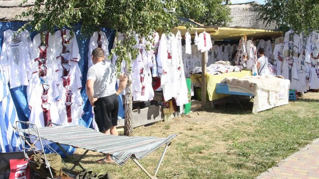 Продаж вишиванок на Сорочинському ярмарку, Великі Сорочинці, 19 серпня 2014 року