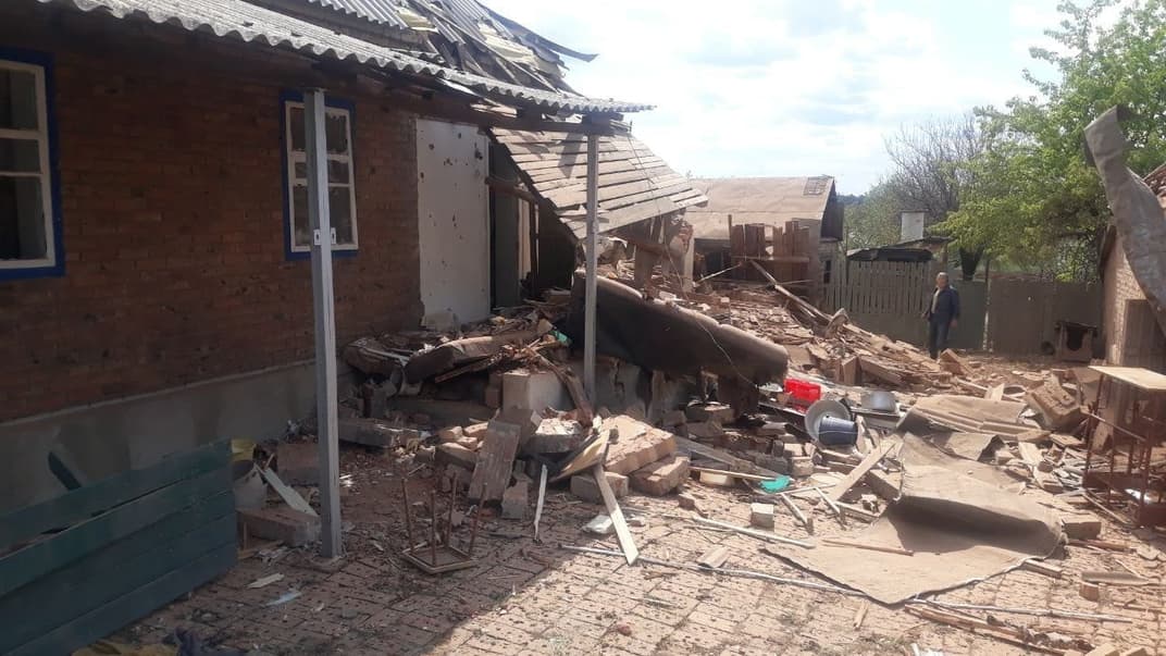 Пошкоджений будинок у Нью-Йорку на Донеччині, 28 квітня 2022 року