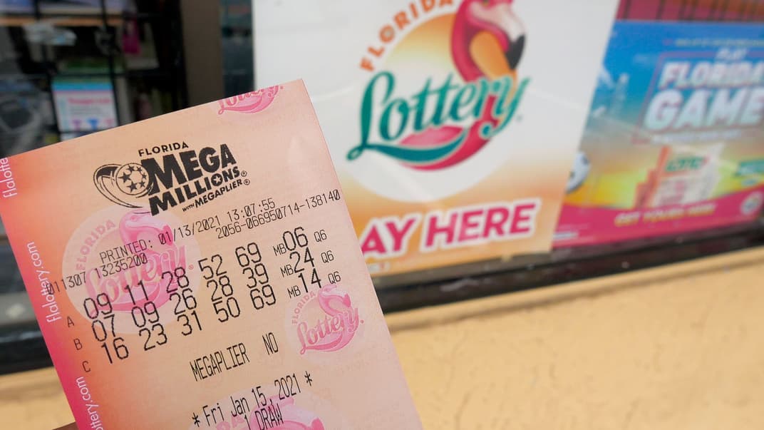 Такий вигляд має квиток лотереї Mega Millions. Головний приз можна виграти, якщо всі п'ять номерів у будь-якому з рядків збігаються з тими, що випали. А джекпот — якщо збігається ще й кулька MegaBall (крайній правий стовпчик)