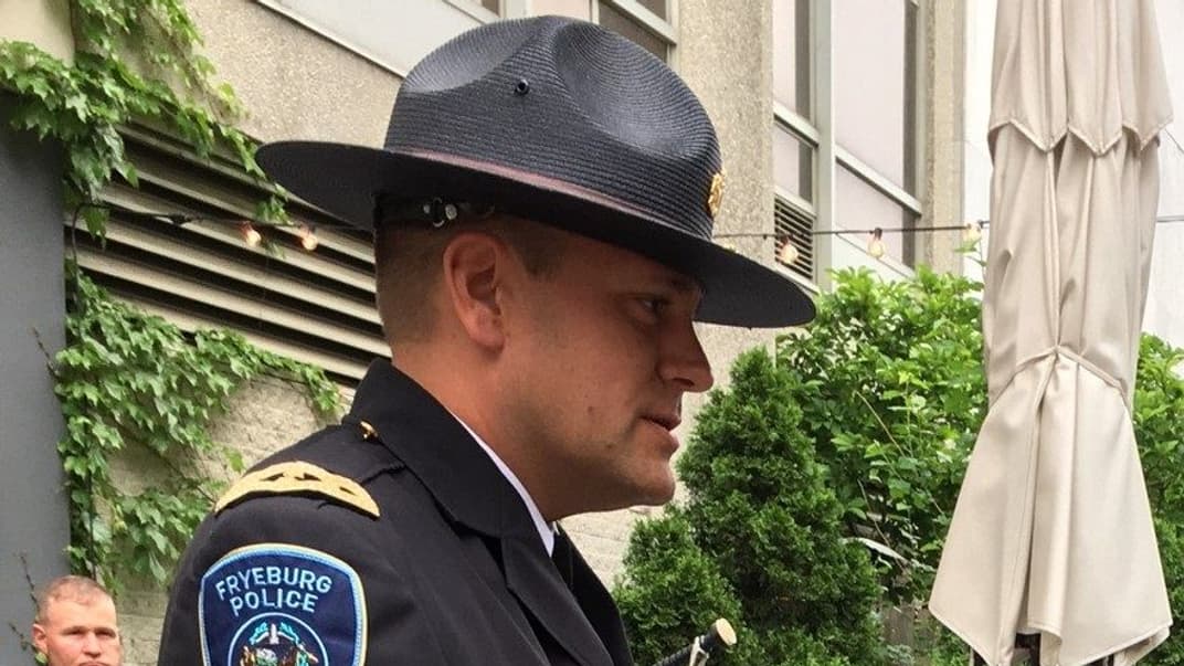 Бывший глава полиции города Фрайбург (штат Мэн) Джошуа Потвин на встрече с сенатором Сьюзан Коллинс. Вашингтон, 2018 год