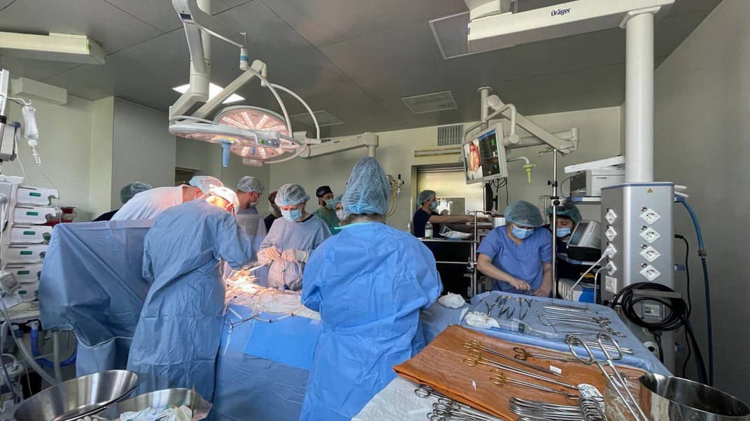 Медики проводять операцію на серці українського військового Володимира Гордієнка