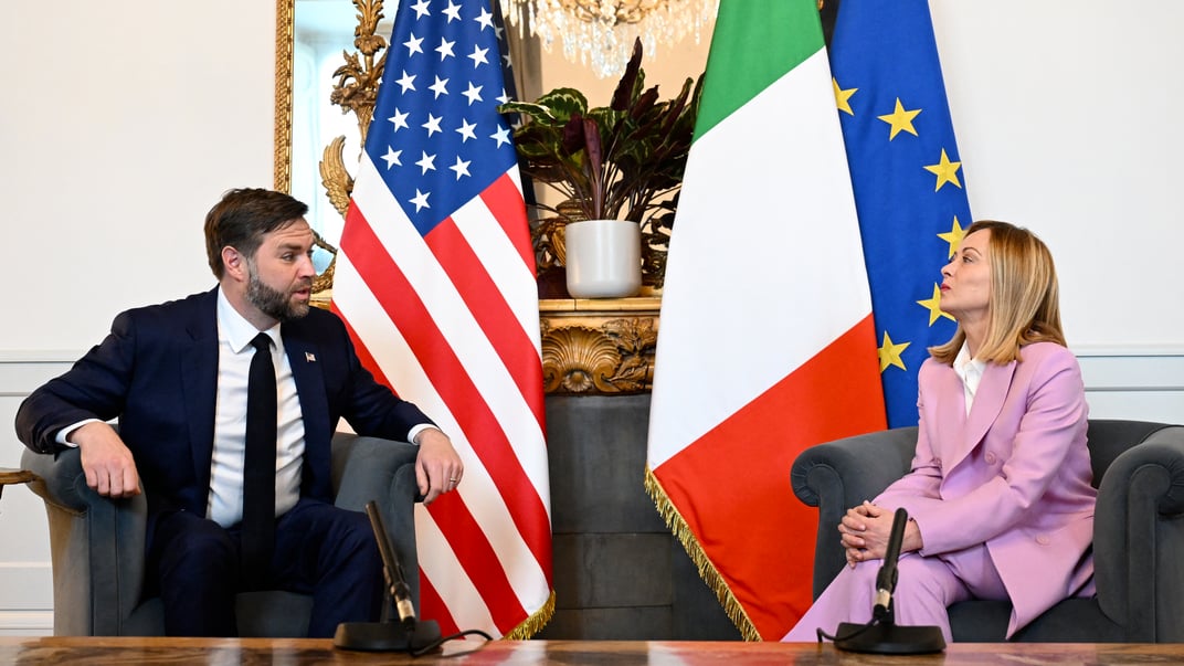 Віцепрезидент США Джей Ді Венс nf Прем’єр-міністерка Італії Джорджа Мелоні під час зустрічі у Римі, 18 квітня 2025 року
