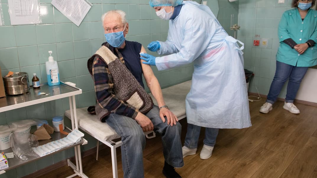 В Киеве начали прививать препаратом Pfizer в интернатах для пожилых людей. Прививки получат жители и работники учреждений