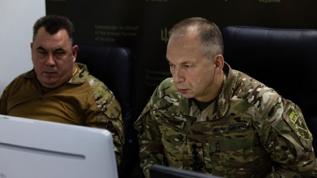 Головнокомандувач Збройних сил України генерал Олександр Сирський (справа)