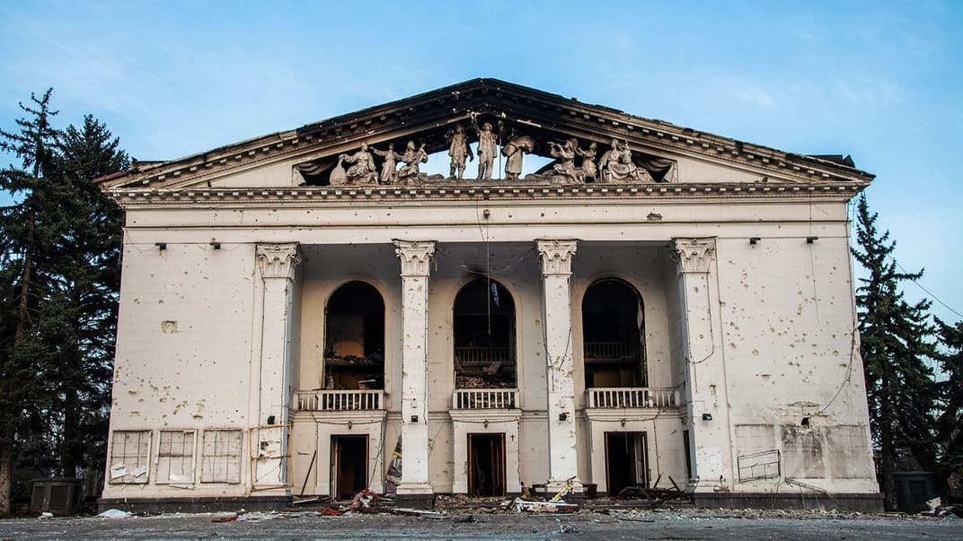 Маріупольський драмтеатр після російського бомбардування