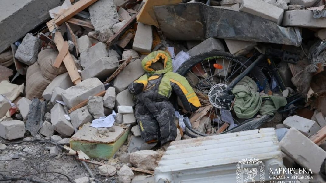 Спасатели работают на месте российского ракетного удара по многоэтажке в Харькове, 7 марта 2026 года