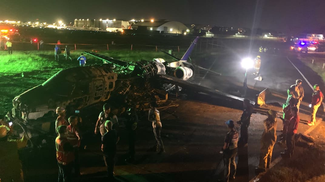 Згорілий літак Lion Air в Міжнародному аеропорту Ніной Акіно, Філіппіни, 29 березня 2020 року