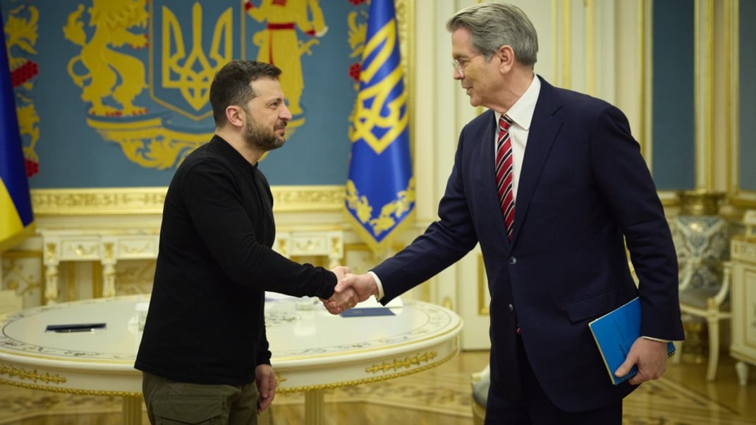 Президент України Володимир Зеленський під час зустрічі з міністром фінансів США Скоттом Бессентом Президент України Володимир Зеленський під час зустрічі з міністром фінансів США Скоттом Бессентом, який привіз проєкт угоди про копалини