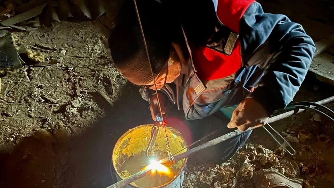 Бригада комунальників зі Львова ремонтують внутрішні труби в будинках Києва