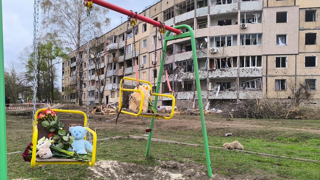 Ілюстративне фото. Дитячий майданчик серед житлового району, в який поцілили росіяни ввечері 4 квітня 2025 року