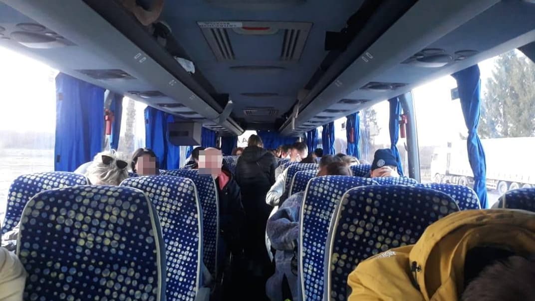 Пограничники задержали автобус из Беларуси: все пассажиры имели поддельные справки о тесте на COVID-19
