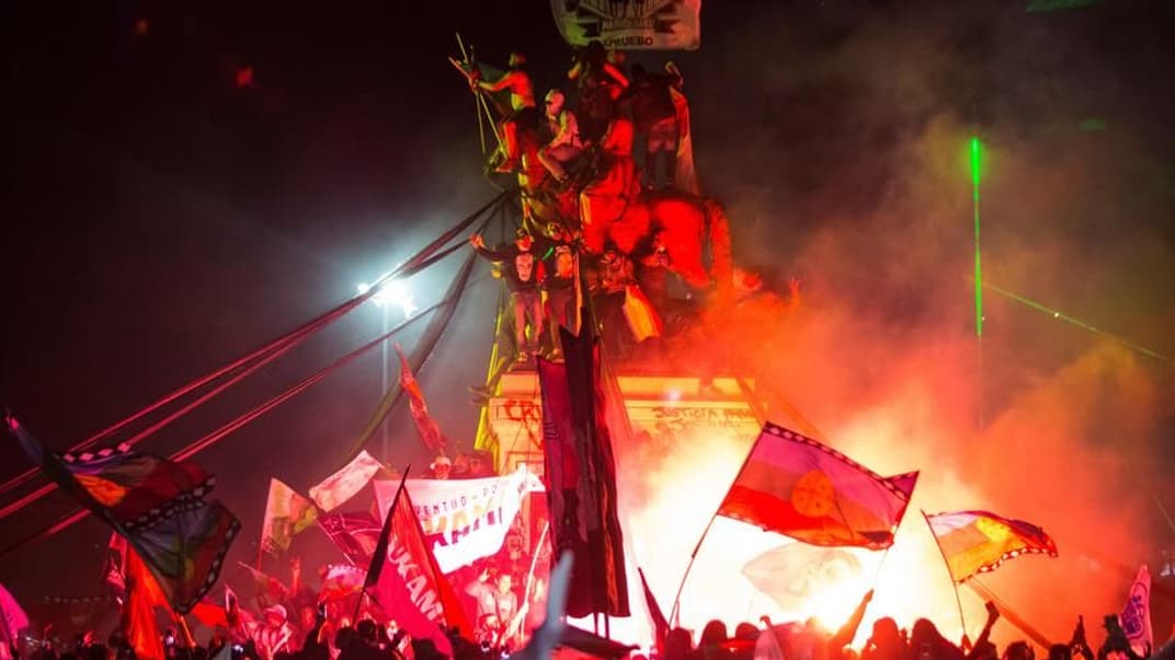 Десятки людей святкують результати голосування щодо нової конституції, Сантьяго, Чилі, 25 жовтня 2020 року