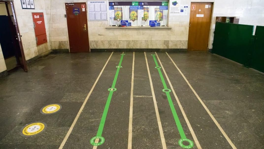 У київському метро зробили розмітку для соціального дистанціонування