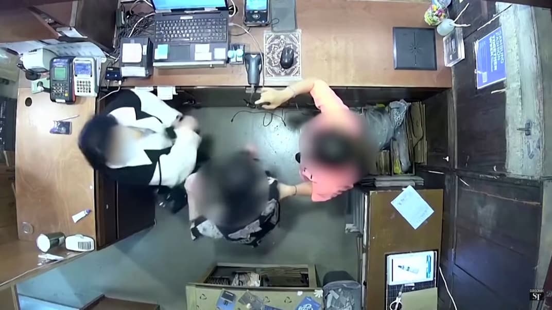 Скриншот из видео с камеры наблюдения, на котором жена посла Бельгии в Южной Корее (слева) замахивается на работницу магазина (в центре)