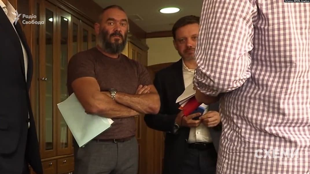 Директор департамента банковской безопасности «Укрэксимбанка» Игорь Тельбизов (слева) и бывший глава правления Евгений Мецгер (справа)