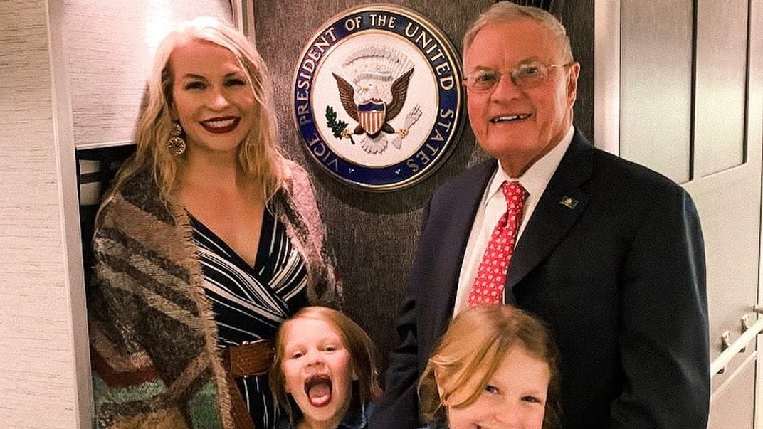 Меган Моббс із батьком Кітом Келлогом та своїми двома доньками