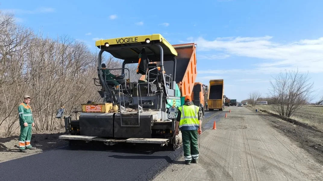 Ілюстративне фото. Служба відновлення проводить ремонт дороги у 2025 році
