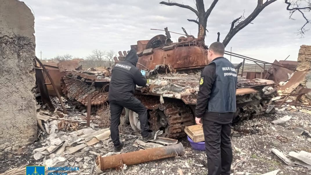 «Найдем и будем мочить»: на Миколаївщині знайшли написи на стінах у місцях перебування окупантів