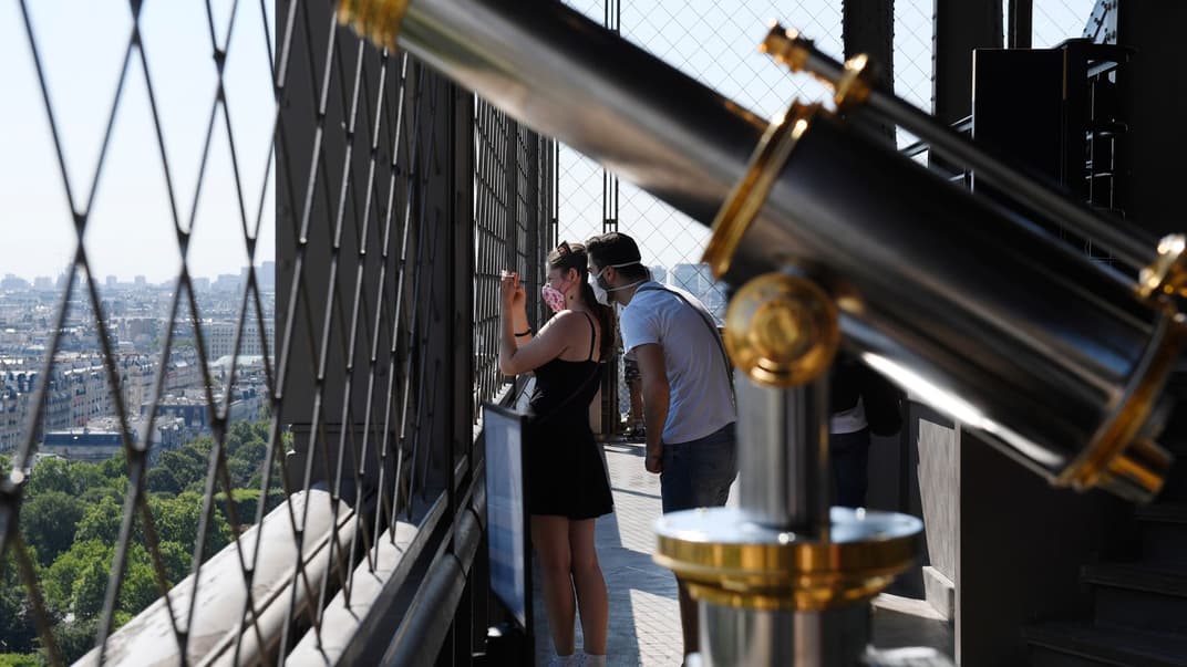 Туристи на Ейфелевій вежі в перший день відкриття з часу пандемії коронавірусу, Париж, Франція, 25 червня 2020 року