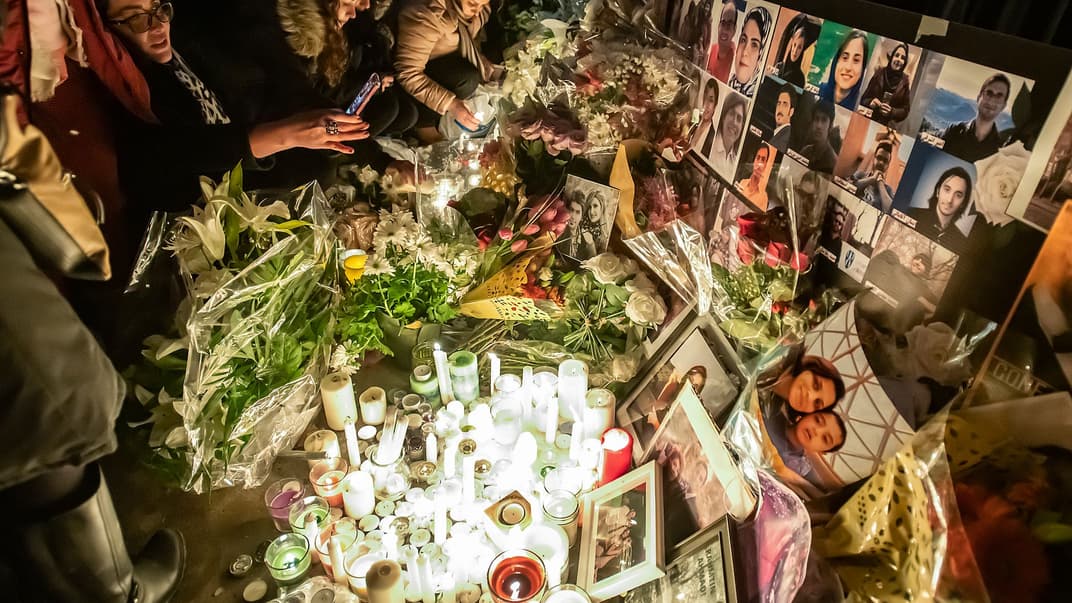 Люди вшановують пам’ять убитих в аварії літака Boeing 737-800 «Міжнародних авіаліній України», який розбився в Ірані 8 січня 2020 року, в Торонто, Канада, 9 січня 2020 року