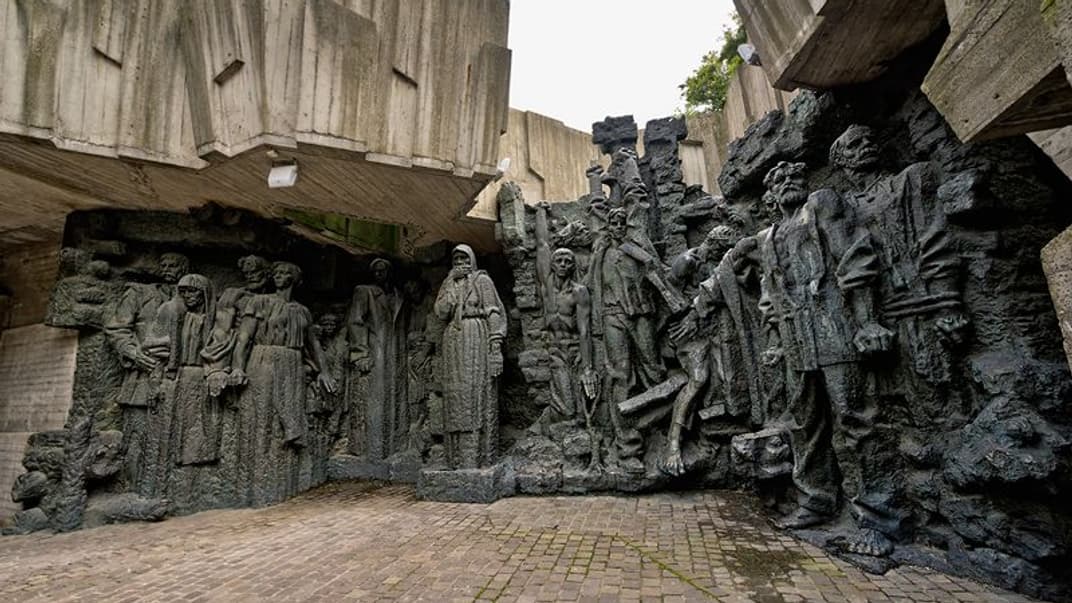 Горельєфи в Національному музеї історії України у Другій світовій війні