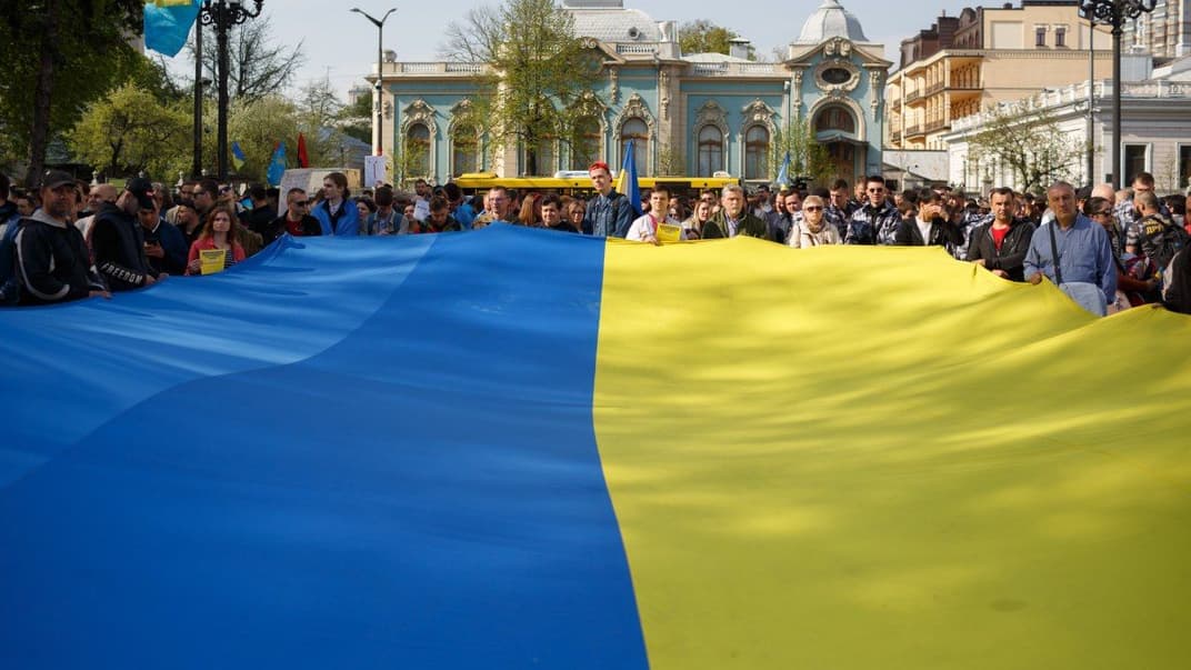 Участники митинга с требованием принять закон о функционировании украинского языка как государственного развернули флаг Украины возле здания Верховной Рады Украины, Киев, 25 апреля 2019 года. В этот день Верховная Рада планировала принять закон о функционировании украинского языка как государственного