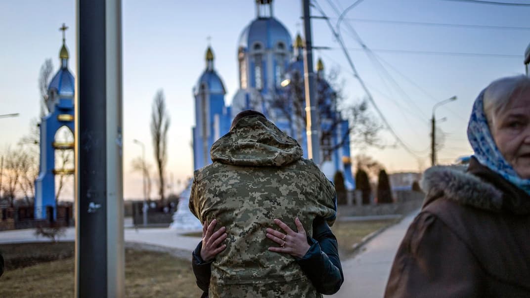  Солдат обіймає родичку за декілька хвилин до її відправлення у Польщу, Вінниця, 16 березня 2022 року.