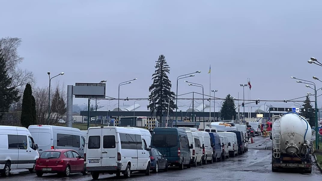 Иллюстративная фотография. Автомобили стоят перед пунктом пропуска, 9 февраля 2024 года