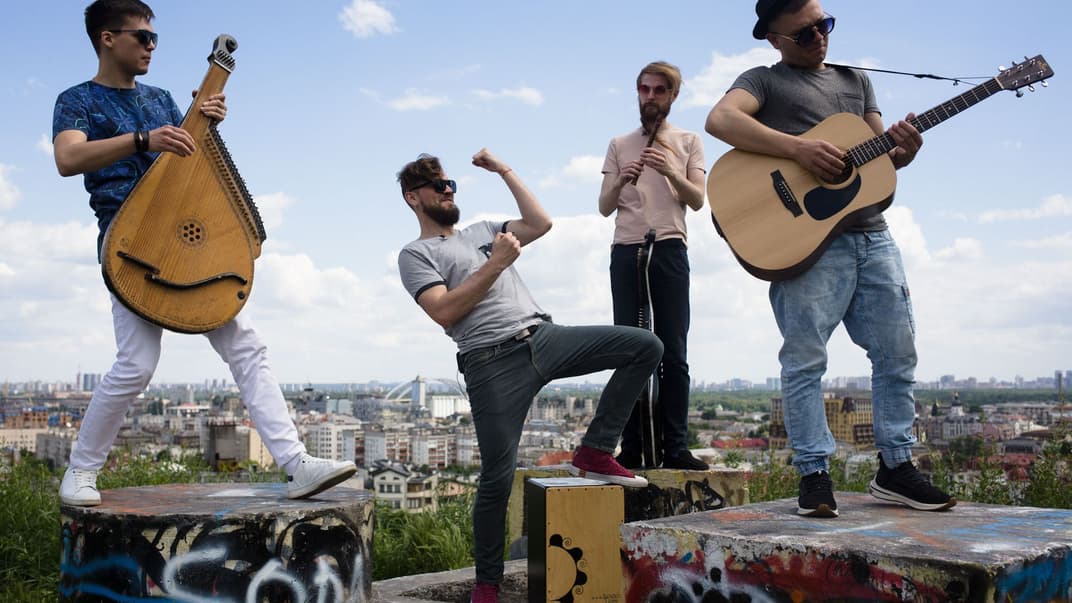 Группа «Шпилясті кобзарі» играет на горе Щекавица в Киеве