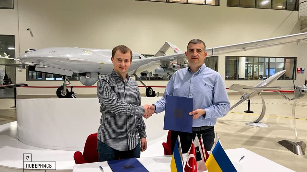 Тарас Чмут (зліва) і Халук Байрактар (справа) підписали меморандум про подальшу співпрацю між фондом «Повернись живим» і турецькою компанією Baykar, 3 серпня 2022 року