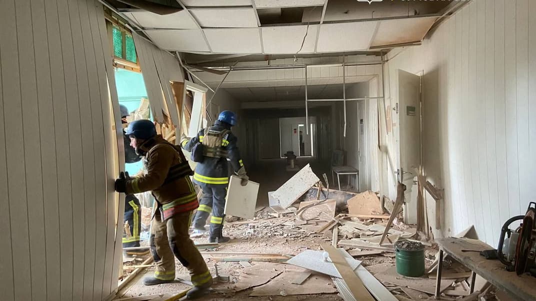 Наслідки російського обстрілу по лікарні у Білопільскій громаді, 30 листопада 2022 року