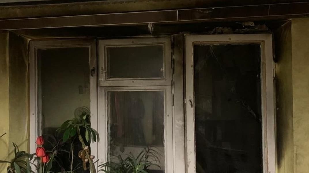 У Києві чоловік через конфлікт із дружиною підпалив балкон квартири. Йому загрожує до 10 років в’язниці