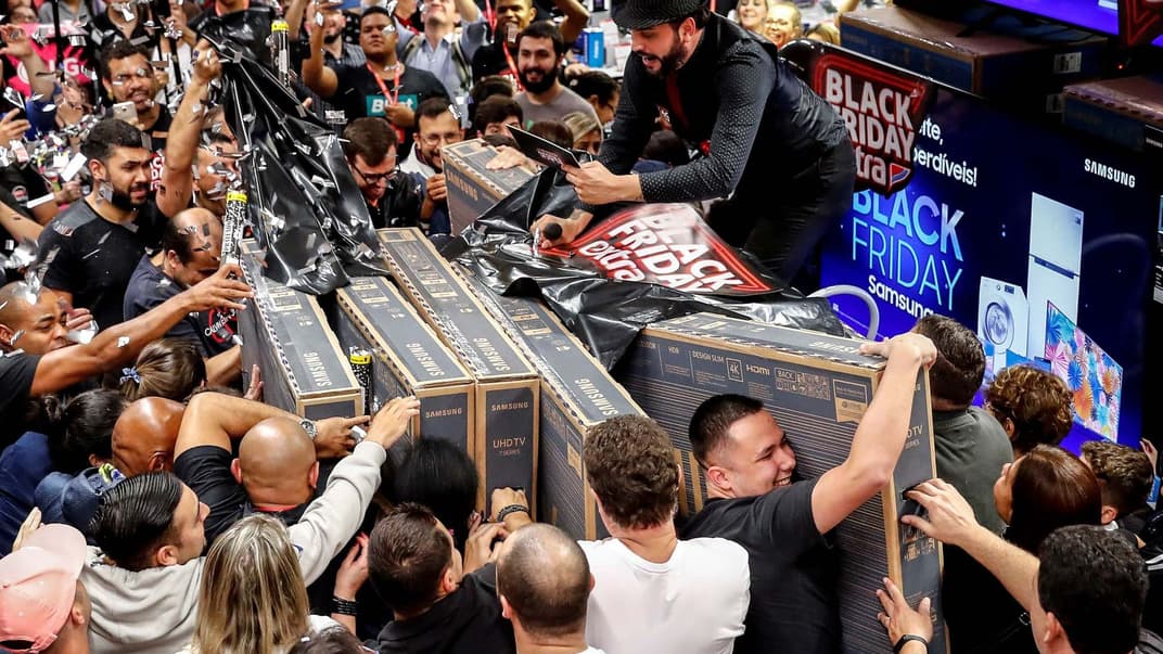 Люди купують телевізори в супермаркеті під час акції знижок до «чорної п'ятниці» в Сан-Паулу, Бразилія, 28 листопада 2019 року