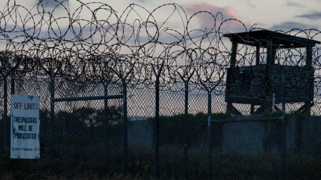 Ограждение военно-морской базы США в заливе Гуантанамо, где содержатся подозреваемые в тяжких преступлениях