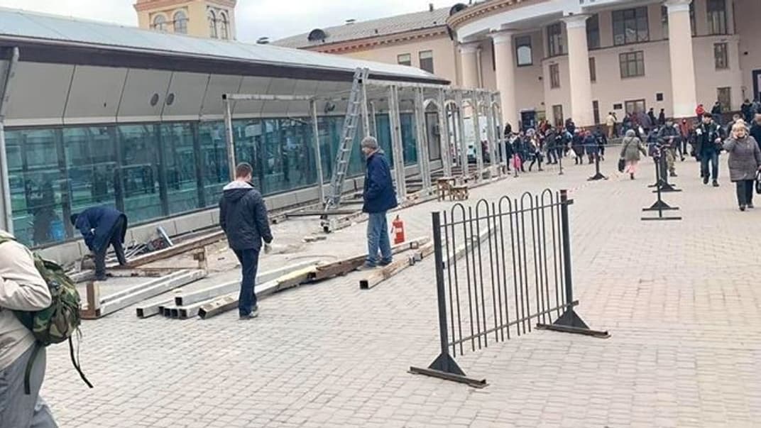Працівники Укрзалізниці демонтують МАФи на Вокзальній площі Києва