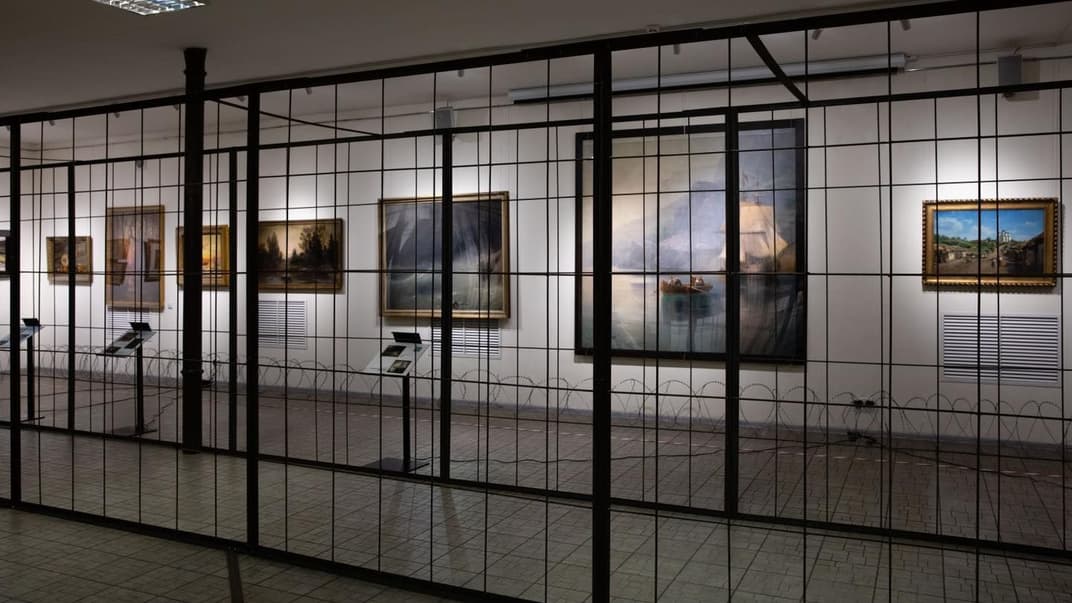 Після того, як 43 картини арештували, Петро Порошенко 26 червня повторно відкрив виставку, але тоді картини обнесли ґратами