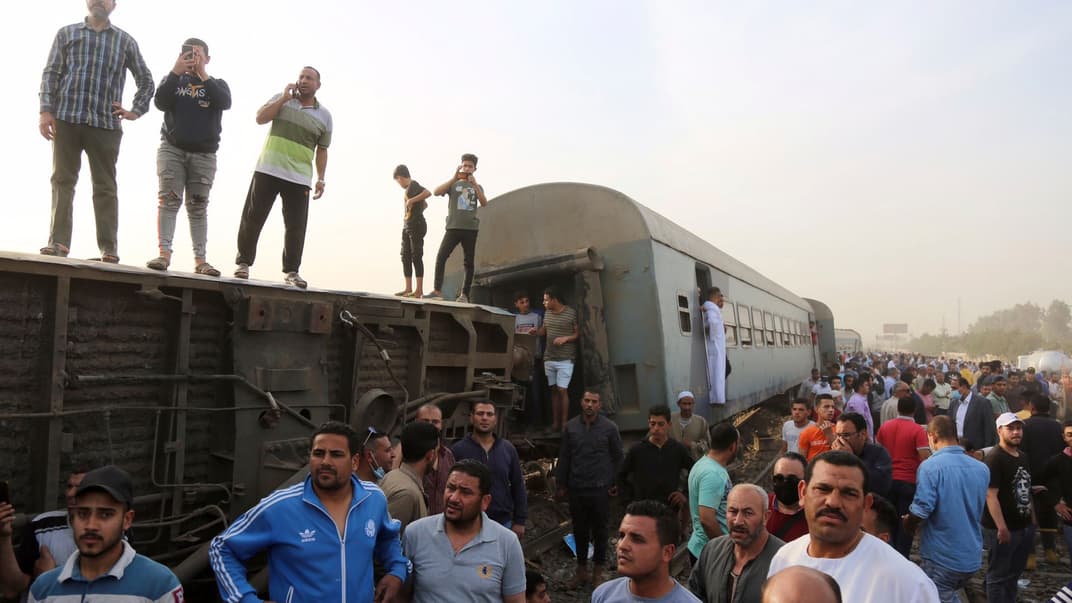 Люди збираються на місці аварії пасажирського потяга у місті Бенха, 18 квітня 2021 року