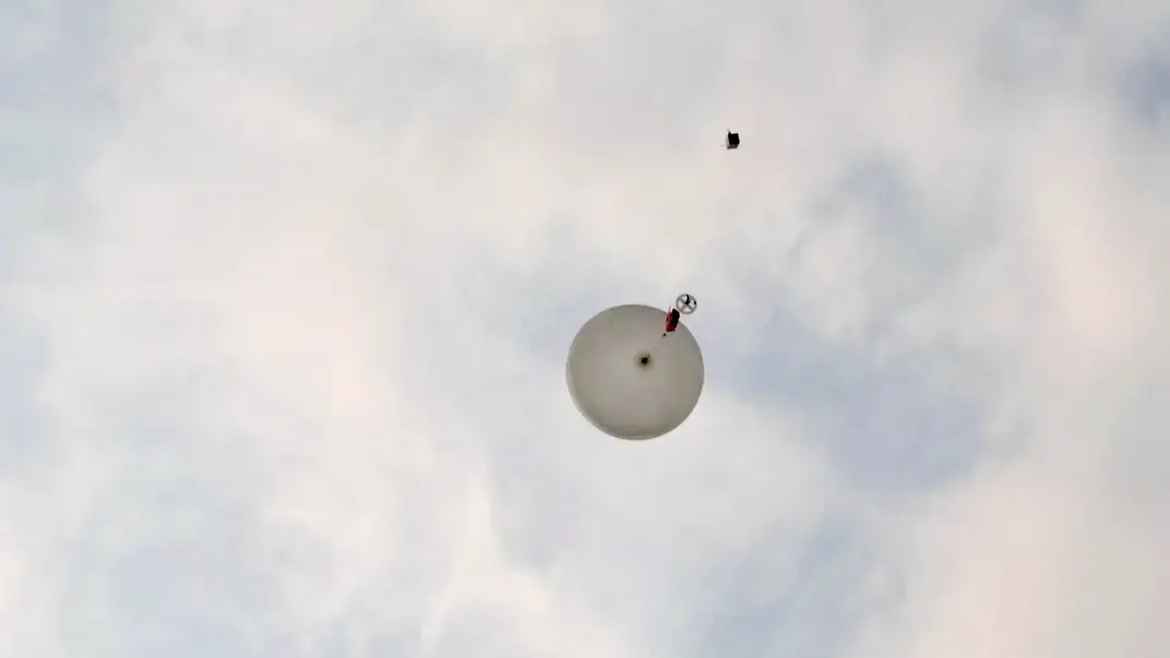 Воздушный шар с мусором