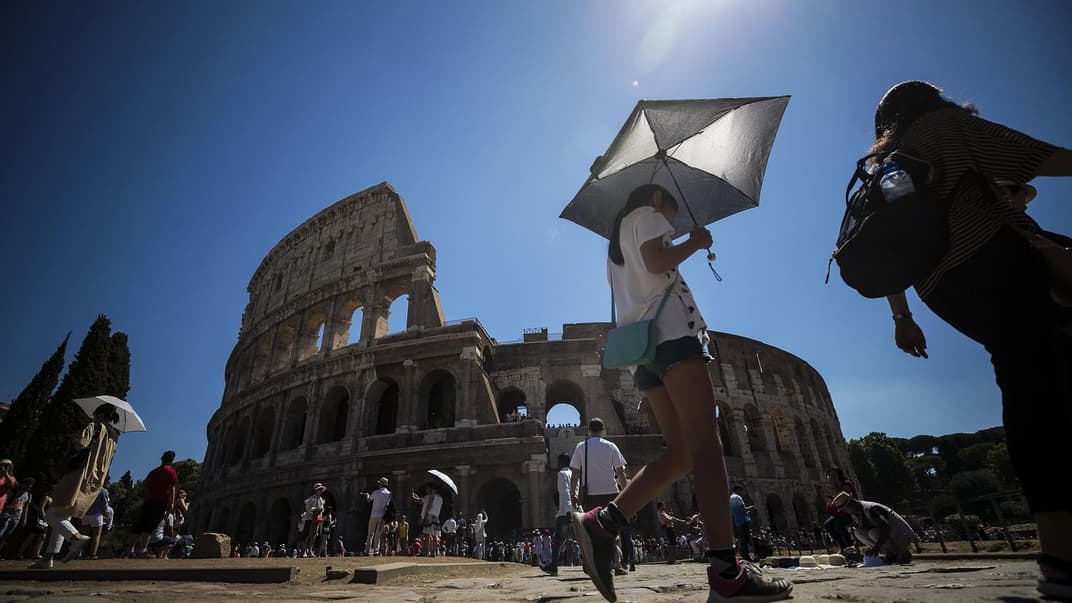 Отримати італійське громадянство людині без родинних зв’язків з італійцями непросто (на фото — туристичний район біля Колізея у Римі, Італія, 14 серпня 2017 року)