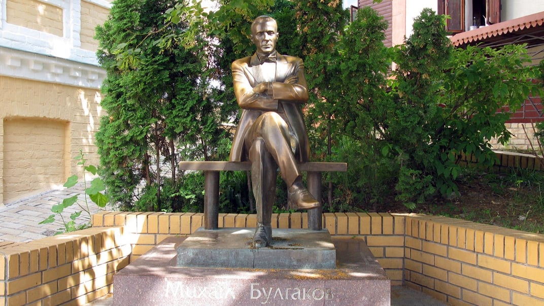 Ілюстративне фото. Пам’ятник письменнику Михайлу Булгакову у Києві, відкритий у 2007 році на Андріївському узвозі