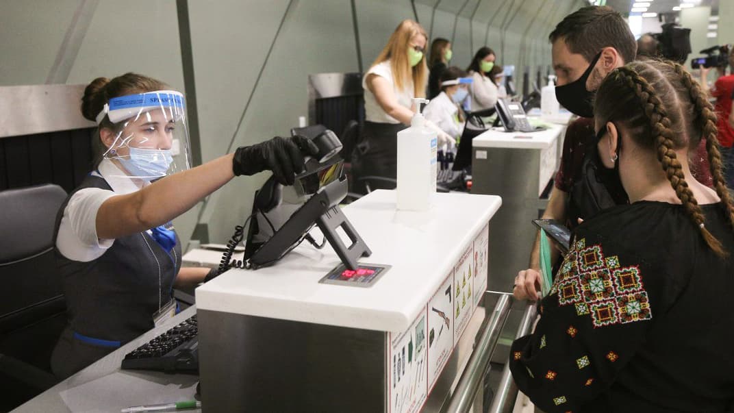 Пассажиры в очереди к стойке регистрации в аэропорту «Киев», 26 июня 2020 года